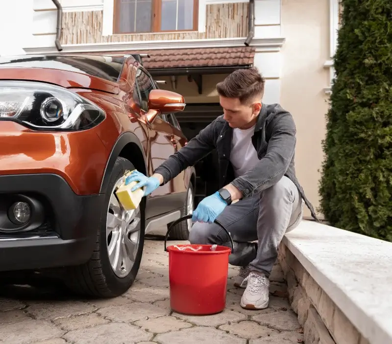 Lavage auto à domicile Curis-au-Mont-d'Or : professionnel intervenant sur un véhicule